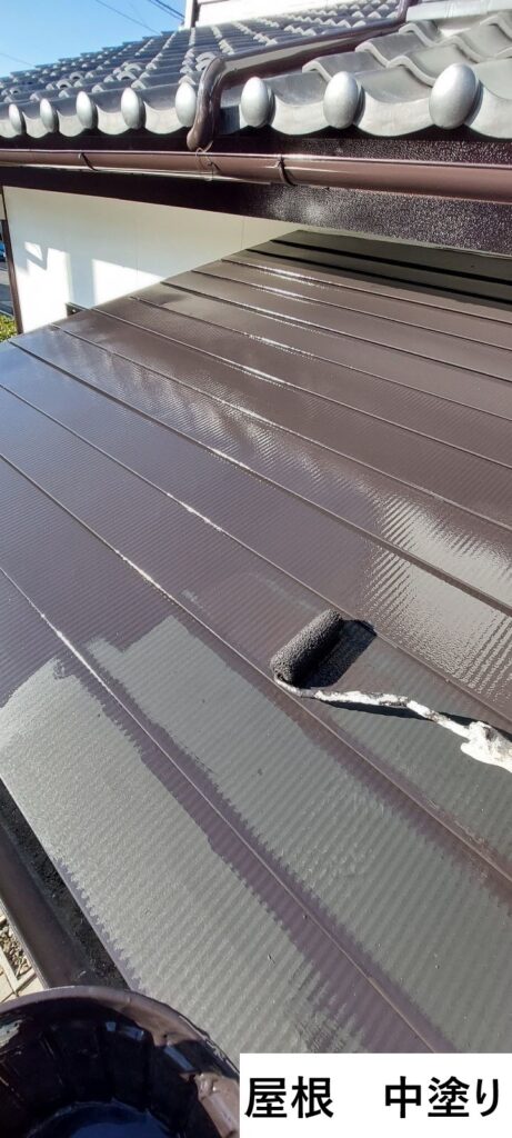 屋根の中塗りを行います。<br />
屋根の劣化を放置すると雨が入り込みやすくなり建物内部の腐食が発生しやすくなります。